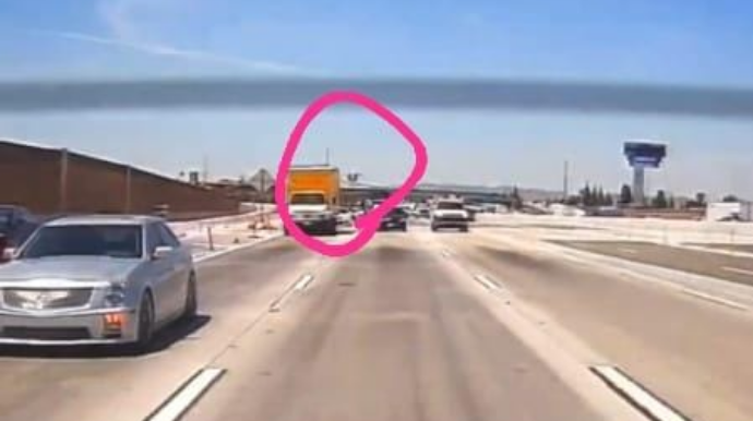 Təyyarə magistral yolda yük maşınıyla toqquşdu - VİDEO