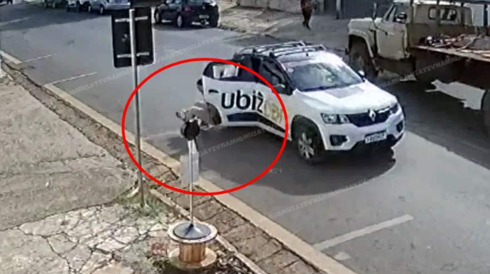 Qadın sərnişin 3 manata görə özünü “Uber” taksidən atdı - VİDEO 