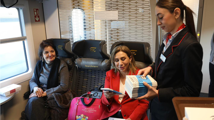 Qatarda sərnişinlərə kitab hədiyyəsi - FOTOLAR 