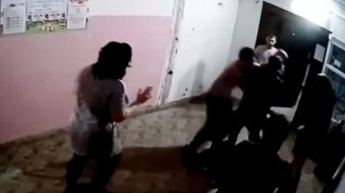 Sakitliyə riayət etməyə dəvət edən binanın sakinini döyərək öldüdülər - VİDEO 
