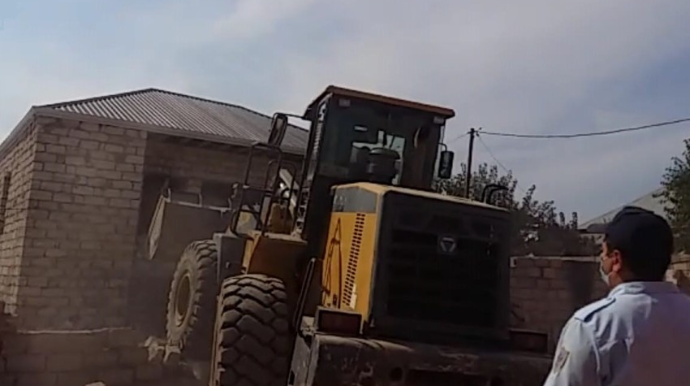 Polis və icra göz yumur, maklerlər isə tikib-satır