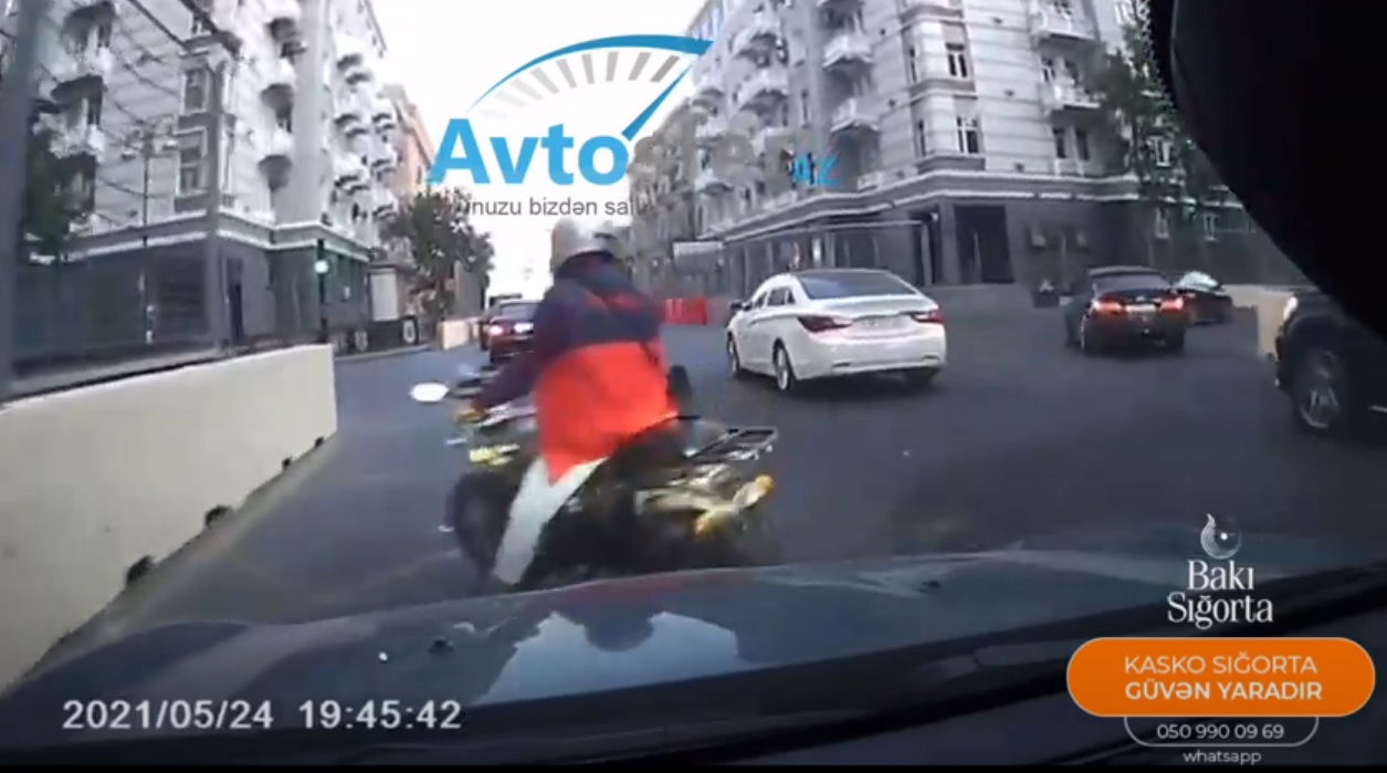 Bakıda moped sürücüsü maşının altında qalmaqdan son anda qurtuldu  - VİDEO