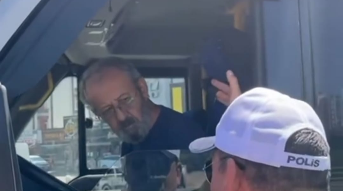 Qayda pozan sürücünün bu cavabı polisi təəccübləndirdi: “Kəmər hara taxılır ki...” - VİDEO 