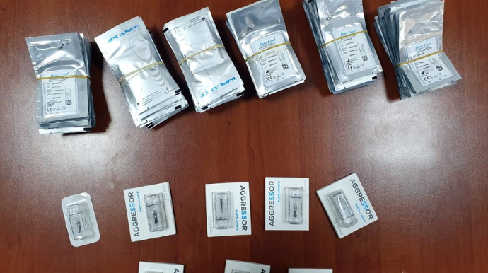 Gömrükçülər aeroportda qadının çantasından görün nə tapdı - FOTO