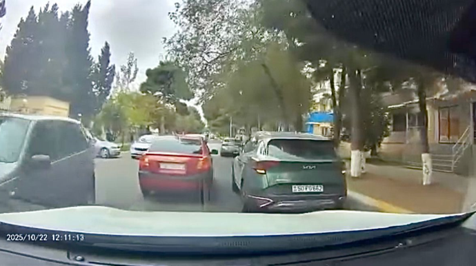 Zolaqda dayanıb telefonla danışan qadın sürücü digərlərinə 150 manatlıq qayda pozdurdu   - VİDEO