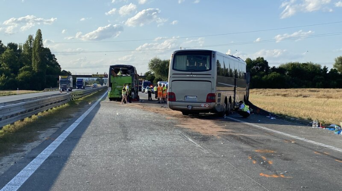 Çexiyada avtobusla minik avtomobili toqquşdu: 10-dan çox yaralı var 