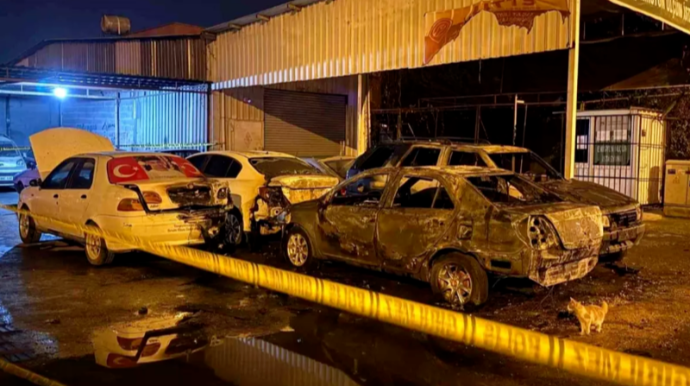 Sənaye ərazisində park edilmiş 5 avtomobil yandırıldı 