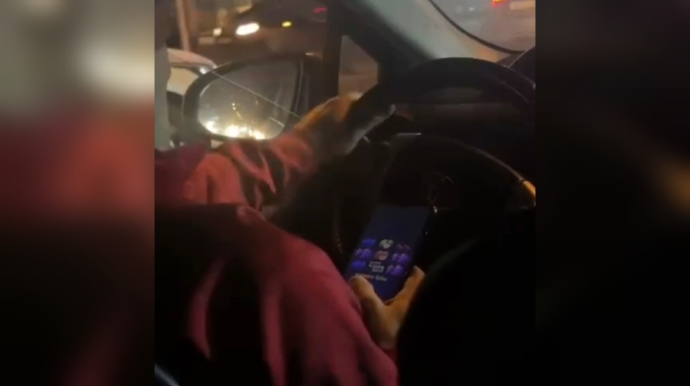 Yol polisi sükan arxasında oyun oynayan taksi sürücüsünün görüntülərini yaydı - VİDEO