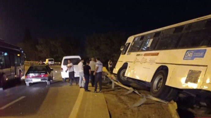 Bakıda sərnişin avtobusu qəzaya uğrayıb - FOTO 