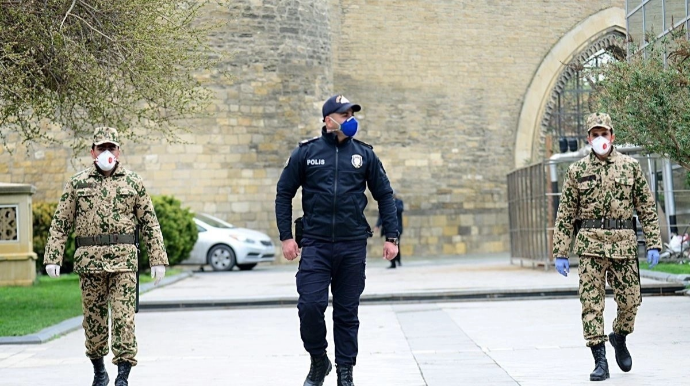 Bakıda binanın damında domino oynayan və kabab bişirənlər cəzalandırılıb  - FOTO
