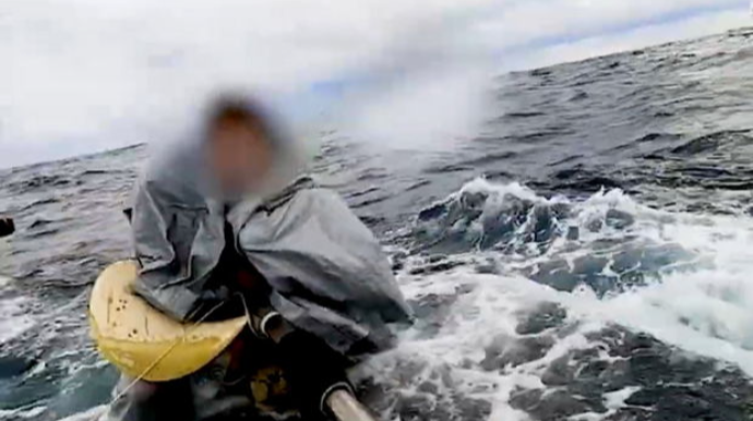 Qayığı çevrilən kişi 22 saat açıq dənizdə qaldı - VİDEO