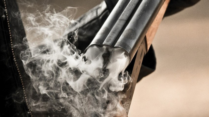 Oğuzda ov tüfəngi ilə ehtiyatsız davranan şəxs xəsarət alıb 