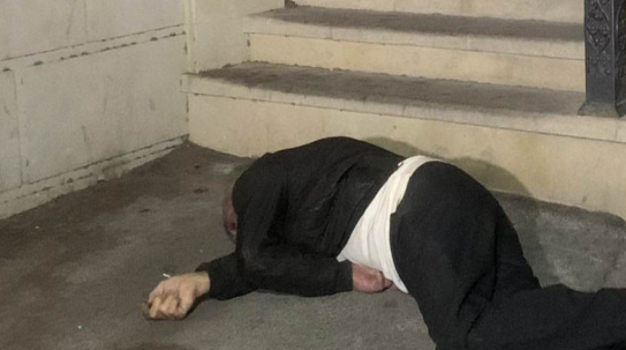 Bakıda küçədə kişi müəmmalı vəziyyətdə ölüb  - FOTO