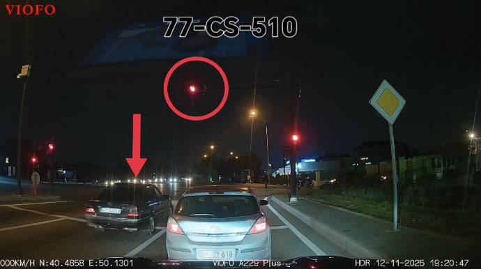 Svetoforda "tırkaya" gedən sürücülər: Bunun sonu faciə ilə bitə bilər - VİDEO