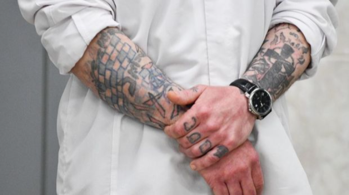 Arvadının burnunu dişlədiyi üçün həbs olunan kriminal avtoritet intihar etdi