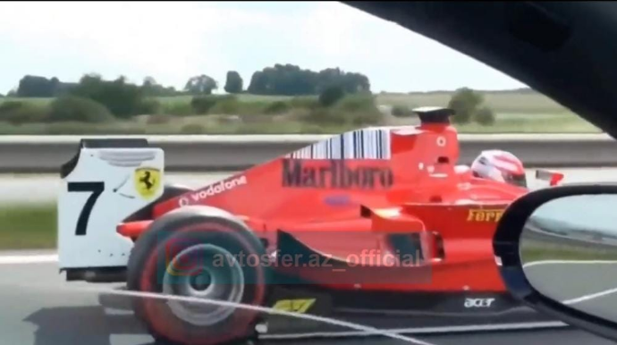 "Formula-1" pilotu yolda "GTA" oynadı - VİDEO