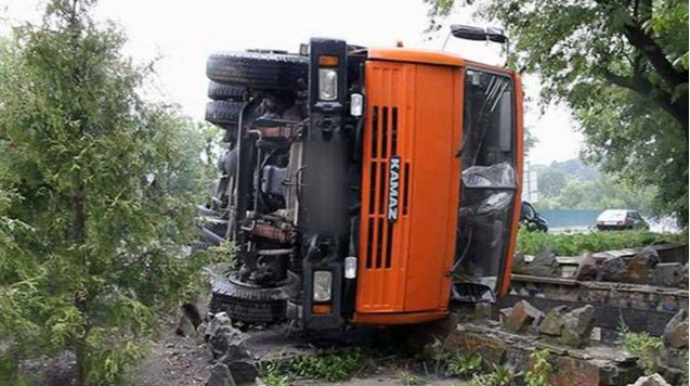 Bakı-Quba yolunda yük maşını aşıb, bir nəfər xəsarət alıb 