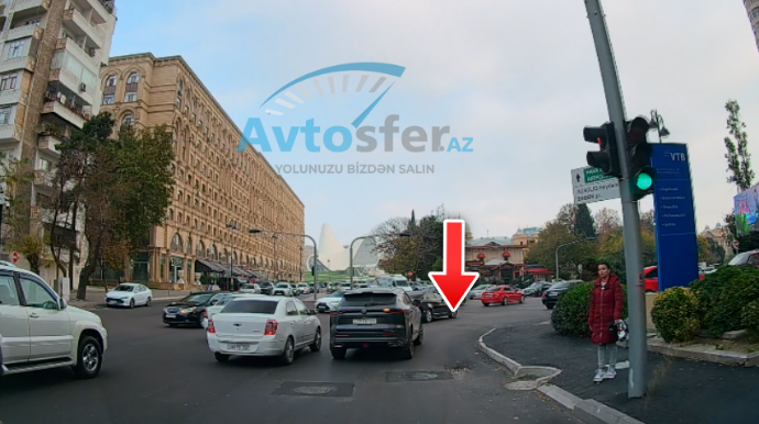 Nazirliyin qabağındakı lyuk qəza təhlükəsi yaradır - VİDEO