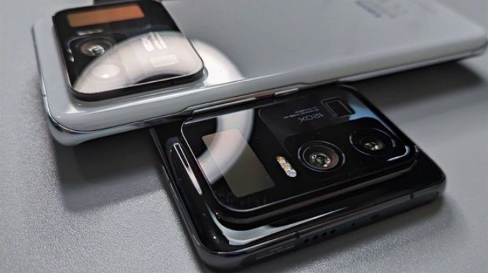 Xiaomi  изобрела смартфон с двумя экранами