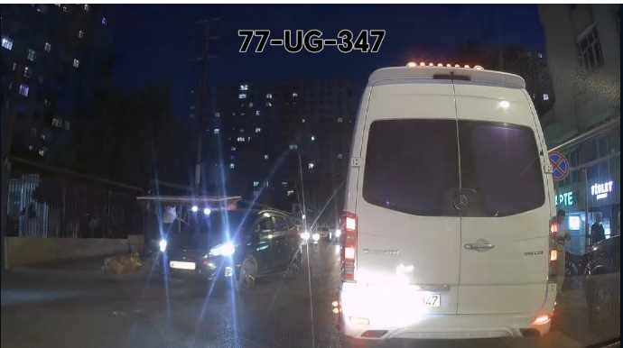 Boş yer olsa da sürücü ikinci cərgədə dayanaraq yolu kəsdi - VİDEO