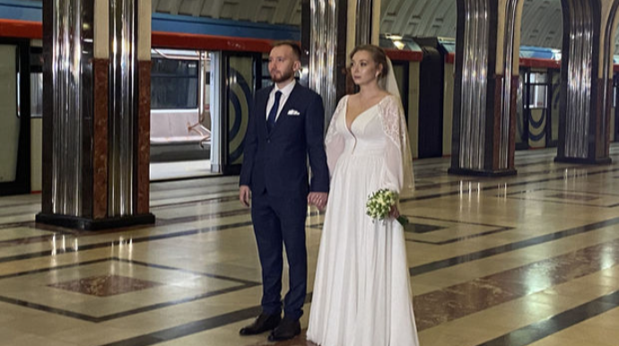 Moskva metrosunda üç cütlük evlənib 