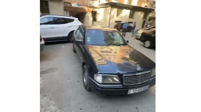 Sürücünün avtomobili səhv yerdə saxlaması narazılığa səbəb oldu - 10-VA-882 - VİDEO 