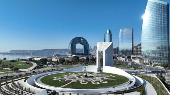 Oljas Bektenov Bakıda Zəfər parkını ziyarət etdi 