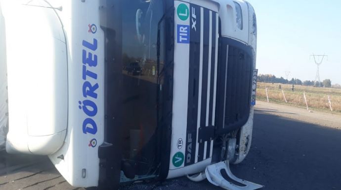 Tovuzda yük maşını aşıb, sürücü xəsarət alıb