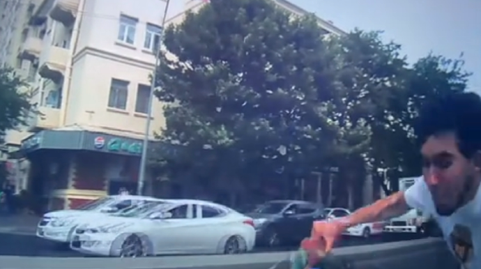 Qanunla "zarafat" edən skuter sürücüsü maşınla üz-üzə toqquşdu - VİDEO