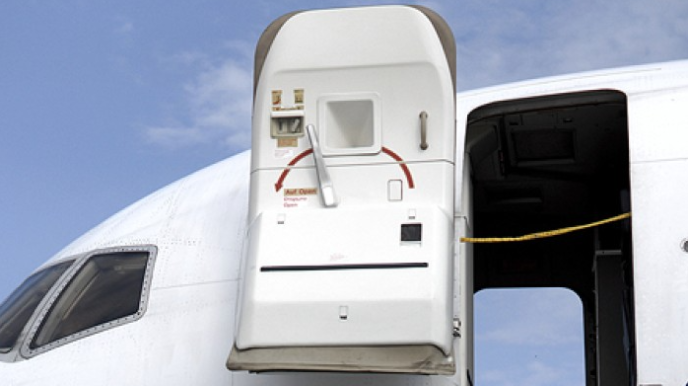 Rusiyada sərnişin təyyarəsinin qapısı uçuş zamanı açıldı - VİDEO 