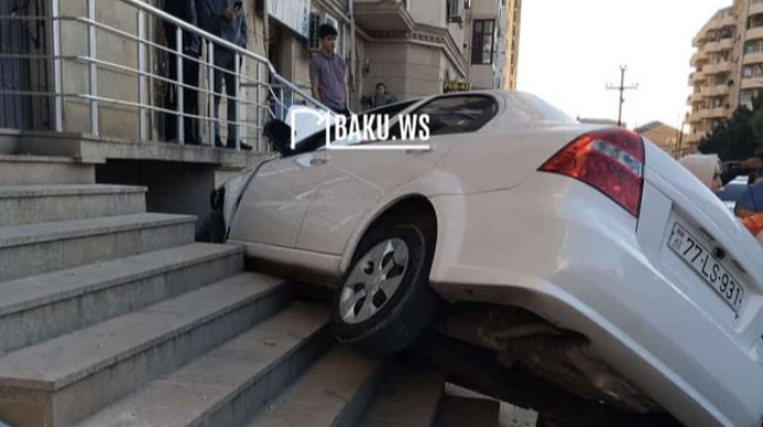 Xırdalanda qəza: Maşın pilləkənlərə dırmandı 