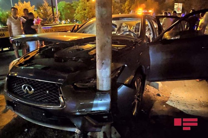 Bakıda avtomobil çuxura düşdü: xəsarət alan var - VİDEO