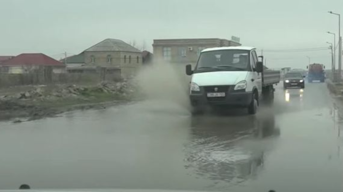 “Azərsu” qəzanı aradan qaldırmaq üçün içməli suyu yollara axıtdı - VİDEO