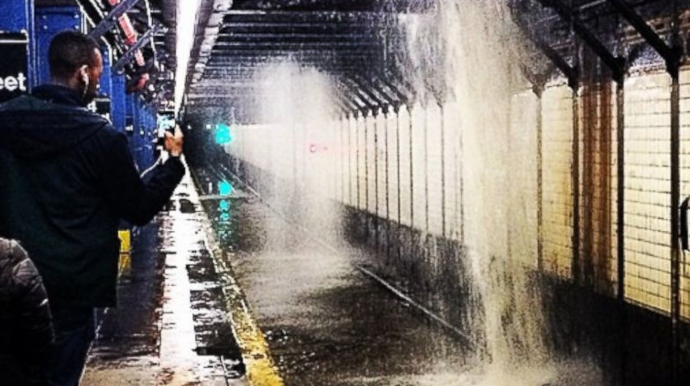 Nyu-Yorkun ən böyük metro stansiyası su altında qaldı 