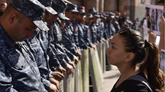 İrəvanda polis canlı sədd qurdu  - VİDEO