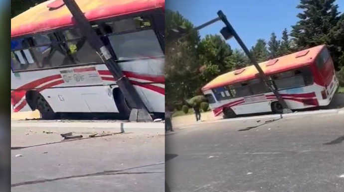 Bakıda avtobus qəza törədərək yoldan çıxıb - VİDEO 