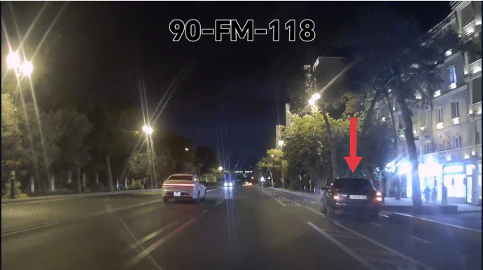 Özünə yer tapa bilməyən sürücü velosiped zolağında park etdi - VİDEO