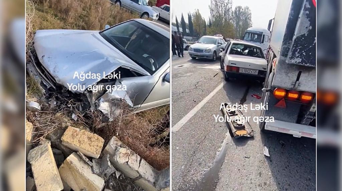 “VAZ”la toqquşan “Mercedes” yoldan çıxıb qəbisirtanlığın hasarını uçurdu    - VİDEO