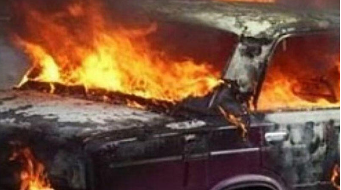 Avtomobili düzəldərkən maşın alışdı, usta yandı 