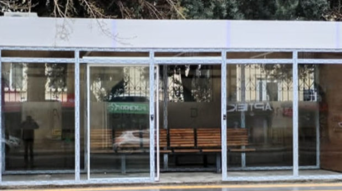 Sərnişinlər onlar üçün qoyulan smart tipli dayanacaqlara niyə buraxılmır?