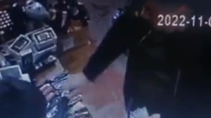 Rəşad Dağlı qətl törətmək üçün bıçaq alanda kameralara düşüb – EKSKLÜZİV VİDEO 