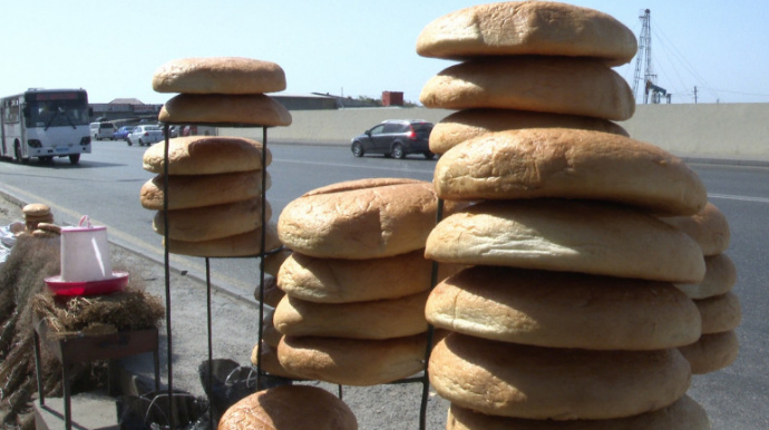 Paytaxt yollarında satılan bu çörəkləri kim alır?  - VİDEO