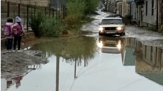 Gəncədə yağışdan sonra bəzi yerləri su basıb - VİDEO 