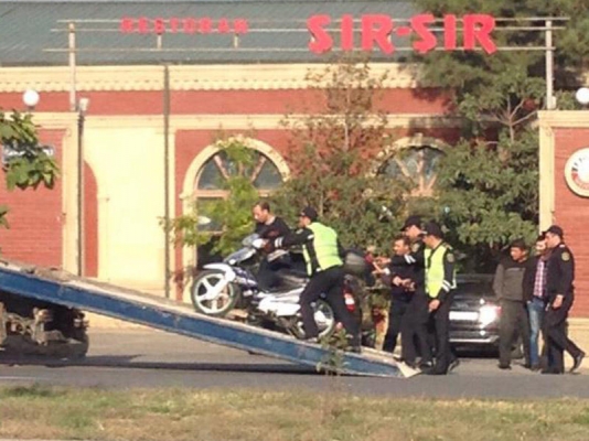 Yol polisi baykeri motosikletindən saldı - FOTO