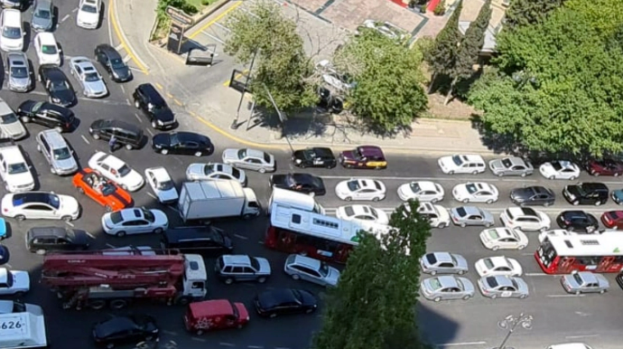 Mərkəzi prospektlərin birində tıxac aradan qaldırılır? – AYNA-dan AÇIQLAMA - VİDEO 