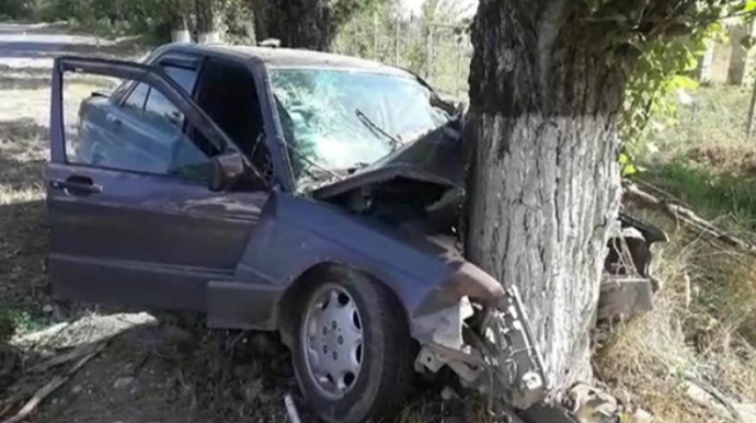 В Масаллы автомобиль врезался в забор: есть погибший 