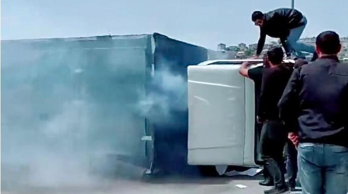 Hövsanda yük maşını aşaraq tüstüləndi, sürücünü vətəndaşlar baxın necə xilas etdi - VİDEO