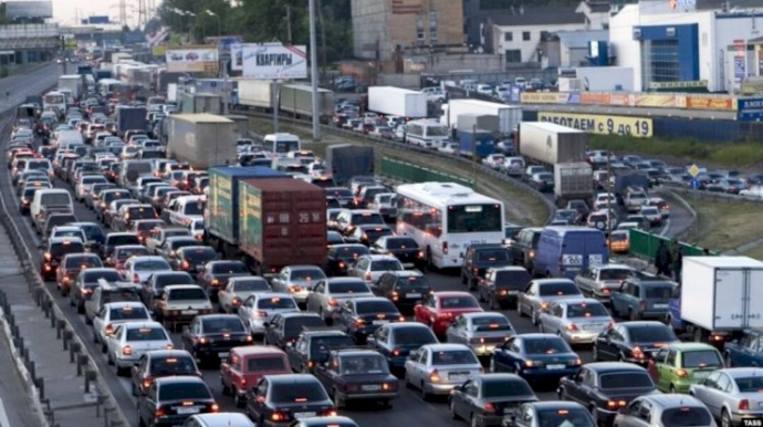 Yollarda tıxacların yaranmasının səbəbi nədir? – Hər gün Bakıya 20 min adam gəlir 