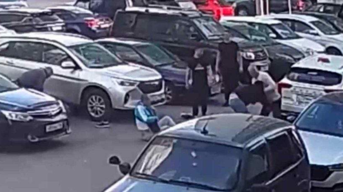 Taksi sürücüsü ona hücum edən 3 müştərini döyüb yerə sərdi - VİDEO