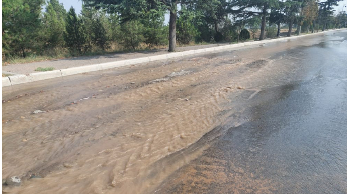 Gəncədə su borusu partlayıb, avtomobillərin hərəkətində çətinlik yaranıb   - FOTO